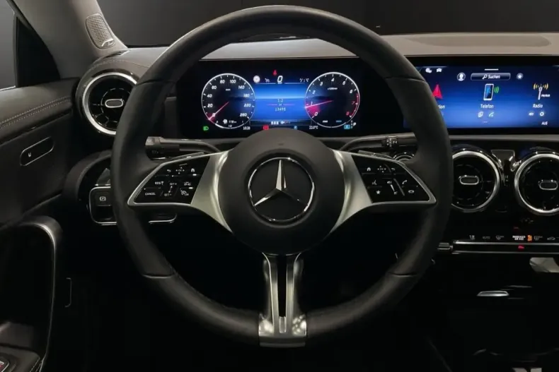 Mercedes-Benz CLA 180 din 2024 cu 13.489 km - oferta MER159781 - foto 10