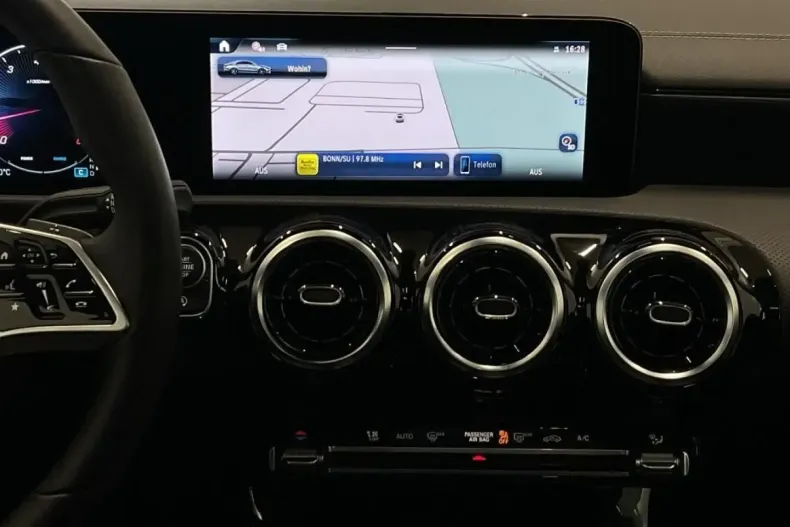 Mercedes-Benz CLA 180 din 2024 cu 13.489 km - oferta MER159781 - foto 11