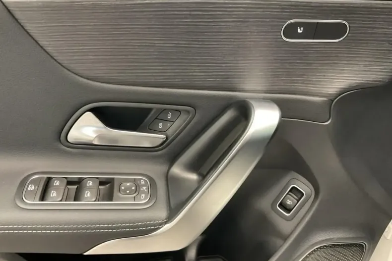 Mercedes-Benz CLA 180 din 2024 cu 13.489 km - oferta MER159781 - foto 15