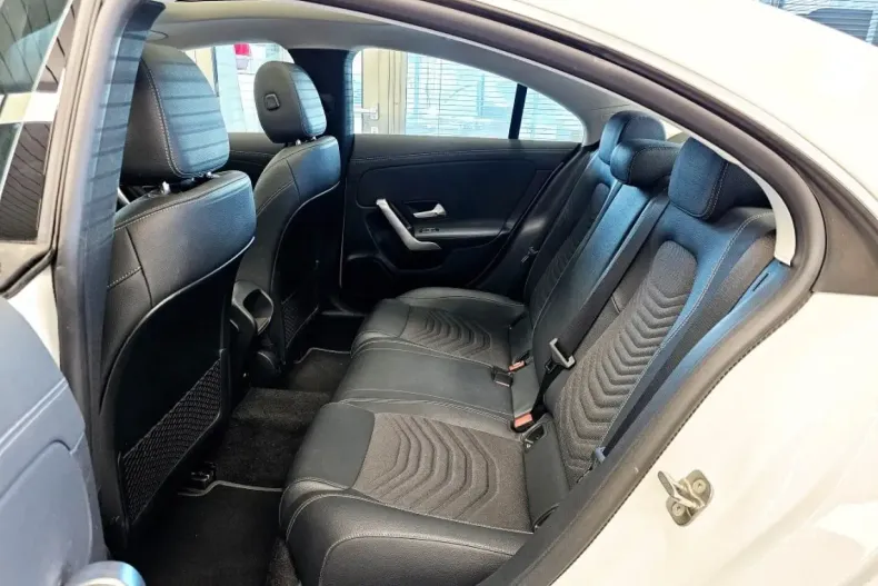 Mercedes-Benz CLA 180 din 2024 cu 29.875 km - oferta MER159793 - foto 4