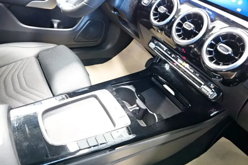 Mercedes-Benz CLA 180 din 2024 cu 29.875 km - oferta MER159793 - foto 6