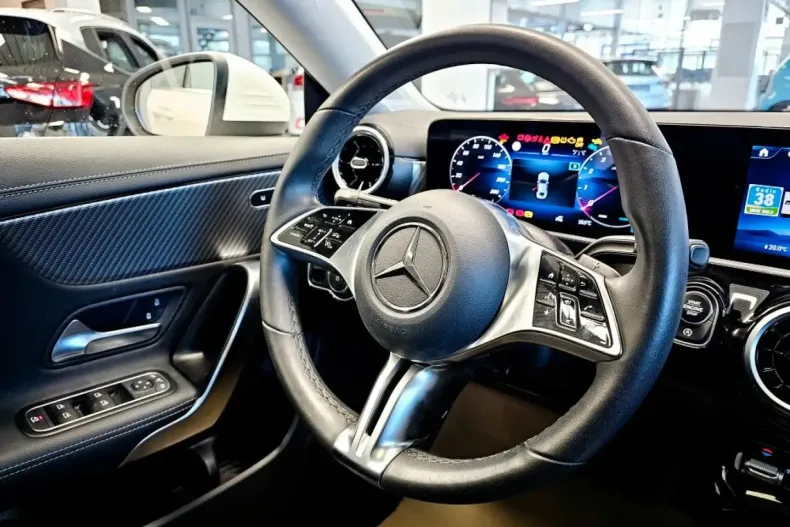 Mercedes-Benz CLA 180 din 2024 cu 29.875 km - oferta MER159793 - foto 12