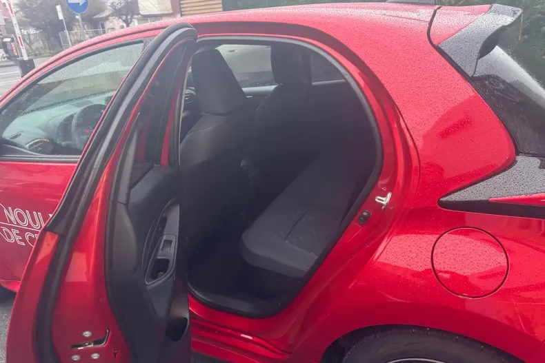 Toyota Yaris din 2025 cu 1.976 km - oferta TOY160514 - foto 13