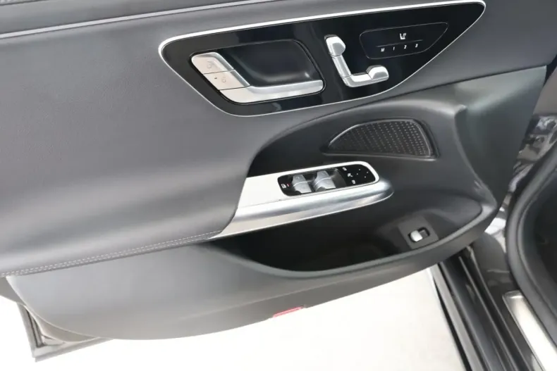 Mercedes-Benz E 220 din 2025 cu 9.995 km - oferta MER160759 - foto 9