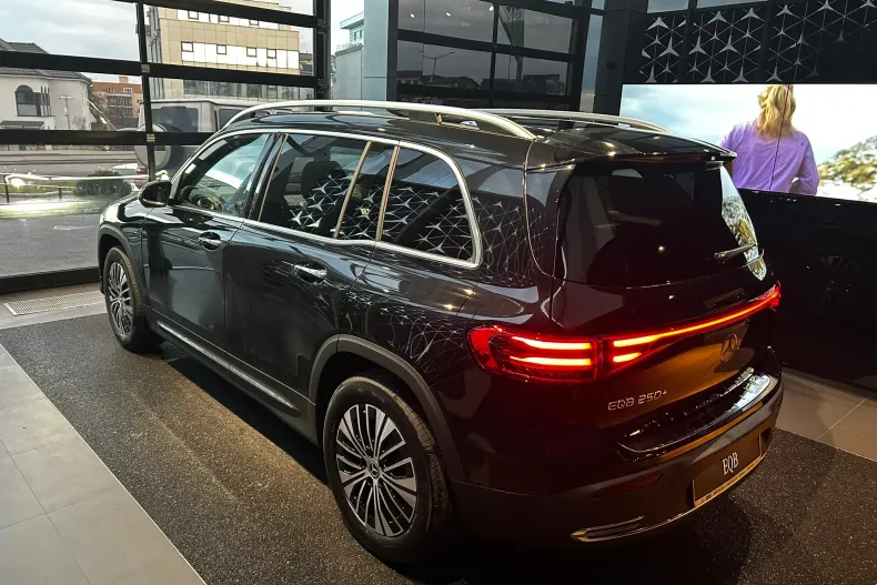 Mercedes-Benz EQB din 2024 cu 5.000 km - oferta MER161436 - foto 2