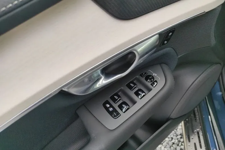 Volvo XC90 din 2025 cu 1.500 km - oferta VOL161627 - foto 12