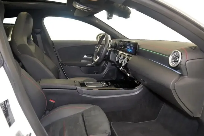 Mercedes-Benz CLA 180 din 2024 cu 12.611 km - oferta MER161676 - foto 5