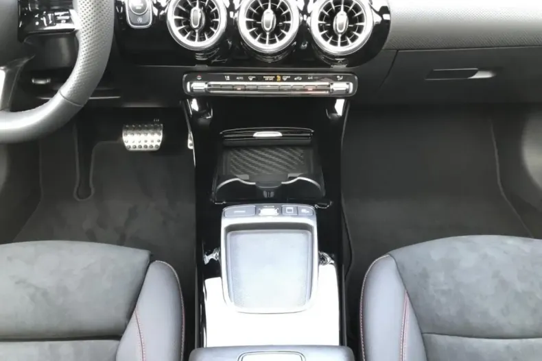 Mercedes-Benz CLA 180 din 2025 cu 6.851 km - oferta MER161679 - foto 14