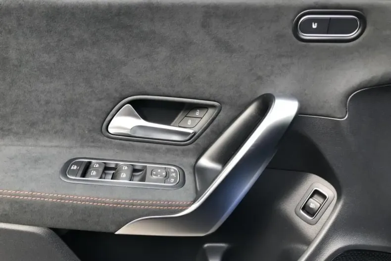 Mercedes-Benz CLA 180 din 2025 cu 6.851 km - oferta MER161679 - foto 15