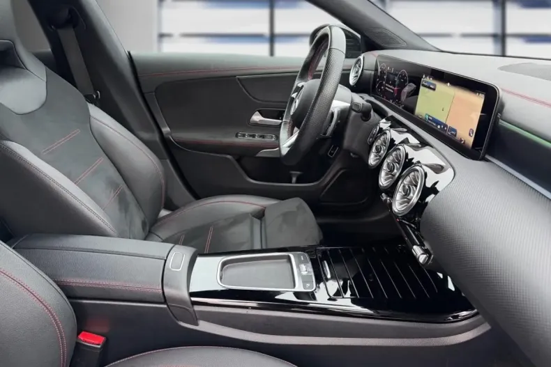 Mercedes-Benz CLA 180 din 2024 cu 18.256 km - oferta MER161696 - foto 11