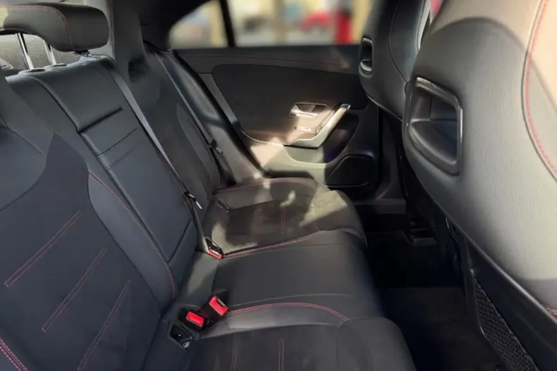 Mercedes-Benz CLA 200 din 2024 cu 12.850 km - oferta MER161698 - foto 11