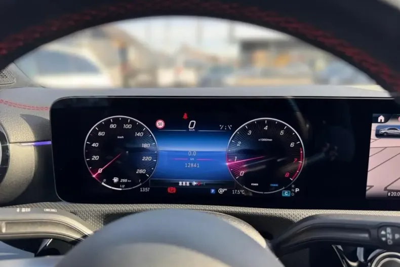 Mercedes-Benz CLA 200 din 2024 cu 12.850 km - oferta MER161698 - foto 13