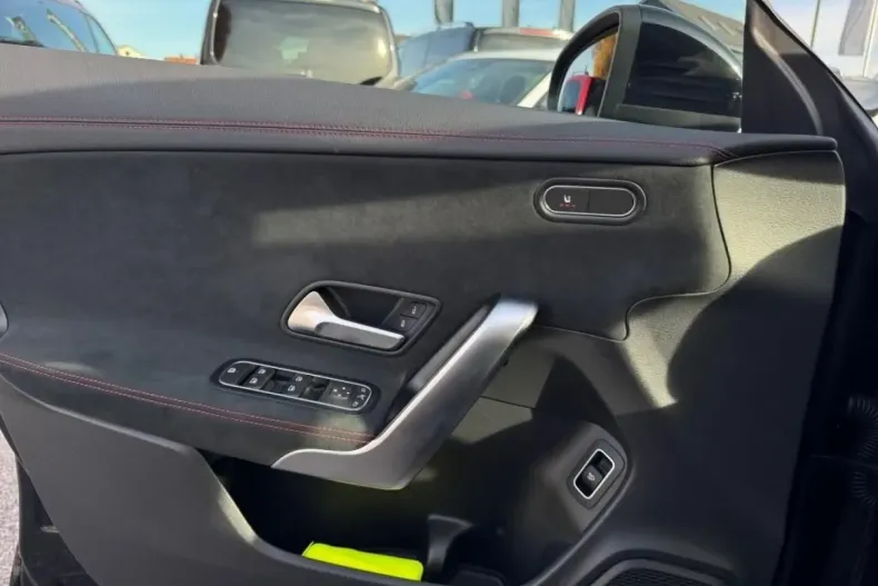 Mercedes-Benz CLA 200 din 2024 cu 12.850 km - oferta MER161698 - foto 16