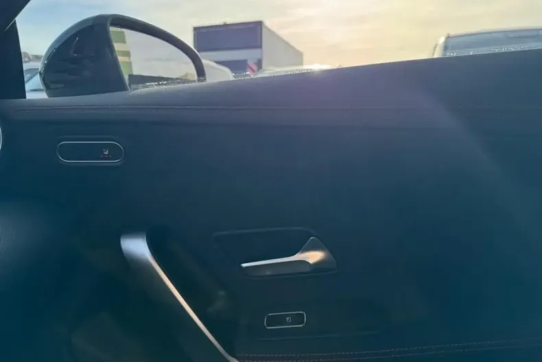 Mercedes-Benz CLA 200 din 2024 cu 12.850 km - oferta MER161698 - foto 17