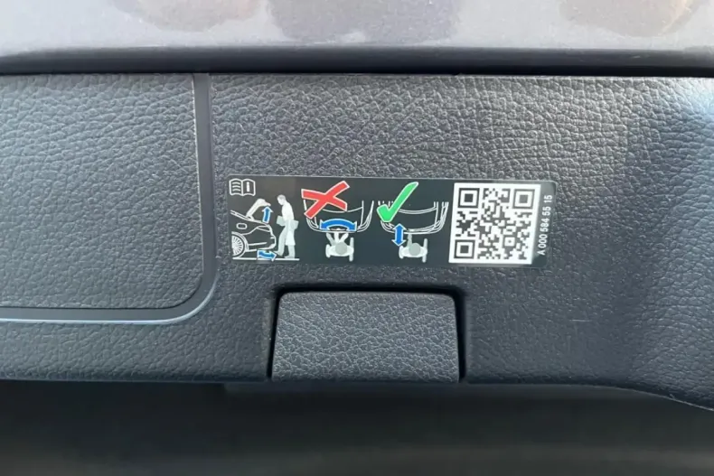 Mercedes-Benz CLA 200 din 2024 cu 15.000 km - oferta MER161699 - foto 16