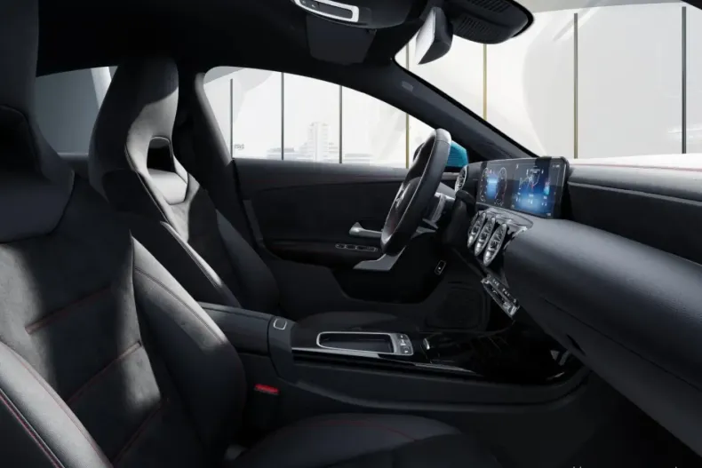 Mercedes-Benz CLA 200 din 2024 cu 11.246 km - oferta MER161700 - foto 6