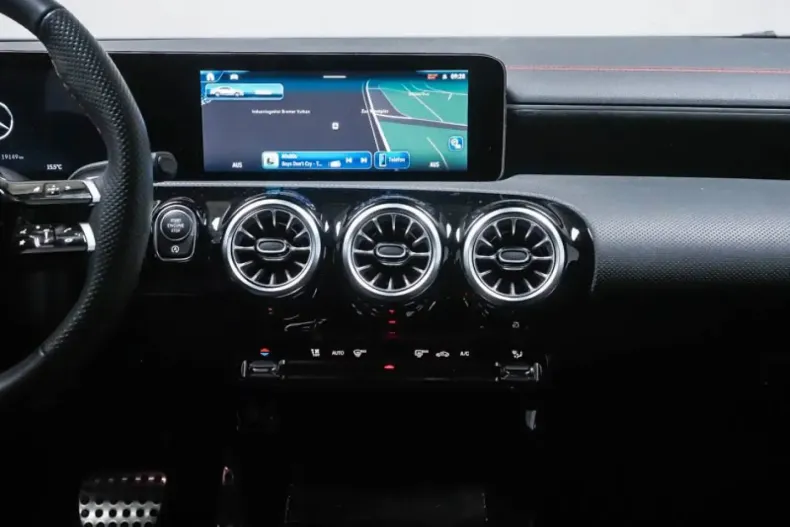 Mercedes-Benz CLA 180 din 2024 cu 19.147 km - oferta MER161703 - foto 5