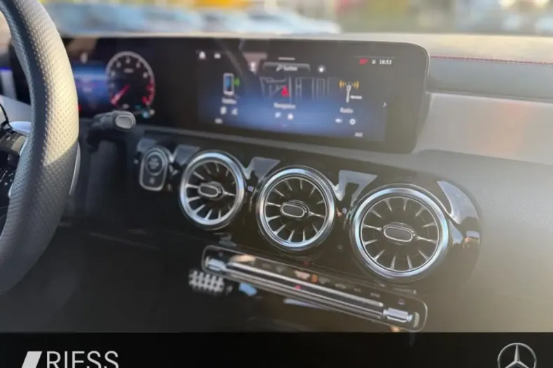 Mercedes-Benz CLA 200 din 2024 cu 15.984 km - oferta MER161710 - foto 14