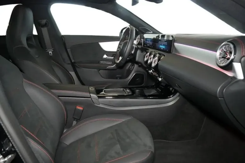 Mercedes-Benz CLA 180 din 2024 cu 4.255 km - oferta MER161713 - foto 5