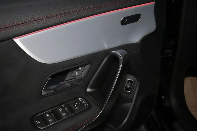 Mercedes-Benz CLA 180 din 2024 cu 4.255 km - oferta MER161713 - foto 15