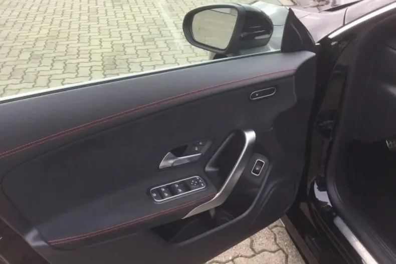 Mercedes-Benz CLA 200 din 2024 cu 17.200 km - oferta MER161725 - foto 7