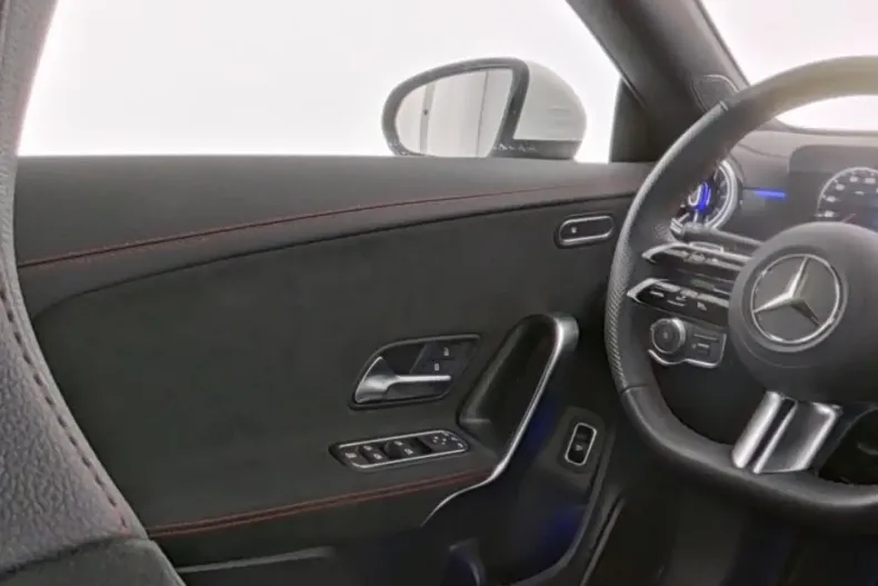 Mercedes-Benz CLA 200 din 2024 cu 26.930 km - oferta MER161727 - foto 3