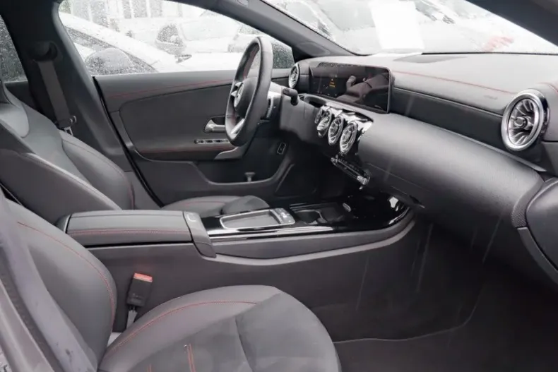 Mercedes-Benz CLA 200 din 2024 cu 19.987 km - oferta MER161755 - foto 6