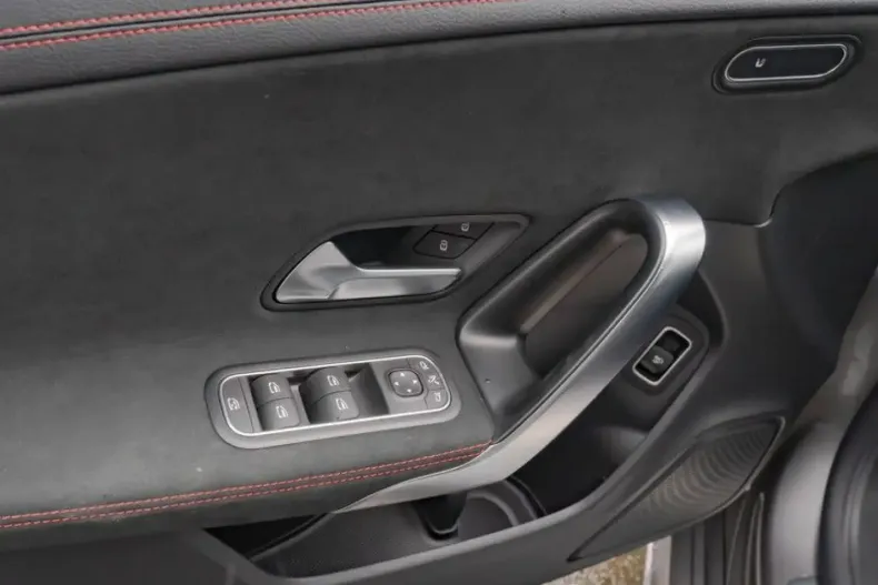 Mercedes-Benz CLA 200 din 2024 cu 19.987 km - oferta MER161755 - foto 8