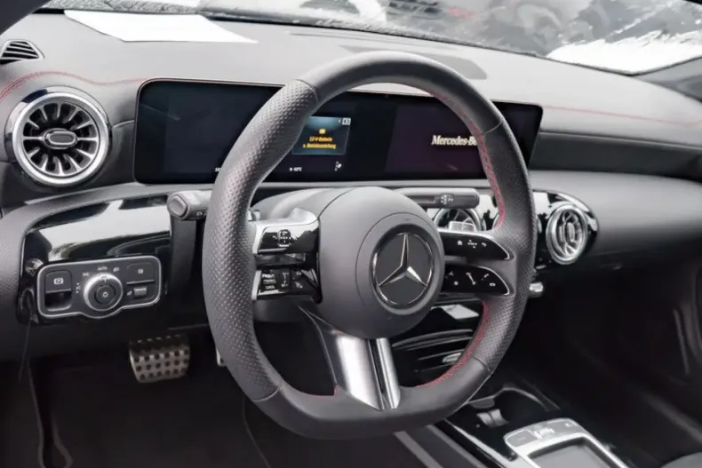 Mercedes-Benz CLA 200 din 2024 cu 19.987 km - oferta MER161755 - foto 9