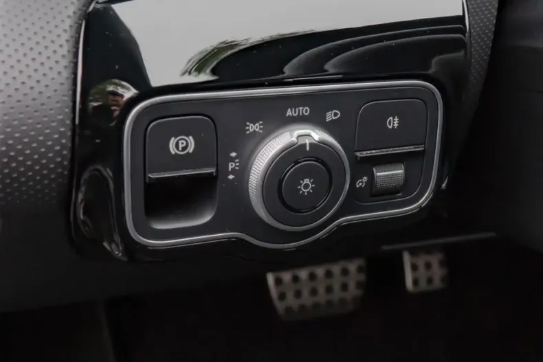 Mercedes-Benz CLA 200 din 2024 cu 19.987 km - oferta MER161755 - foto 10