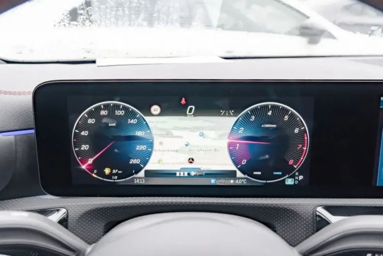 Mercedes-Benz CLA 200 din 2024 cu 19.987 km - oferta MER161755 - foto 23