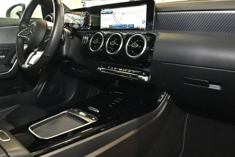 Mercedes-Benz CLA 180 din 2024 cu 11.600 km - oferta MER161757 - foto 6