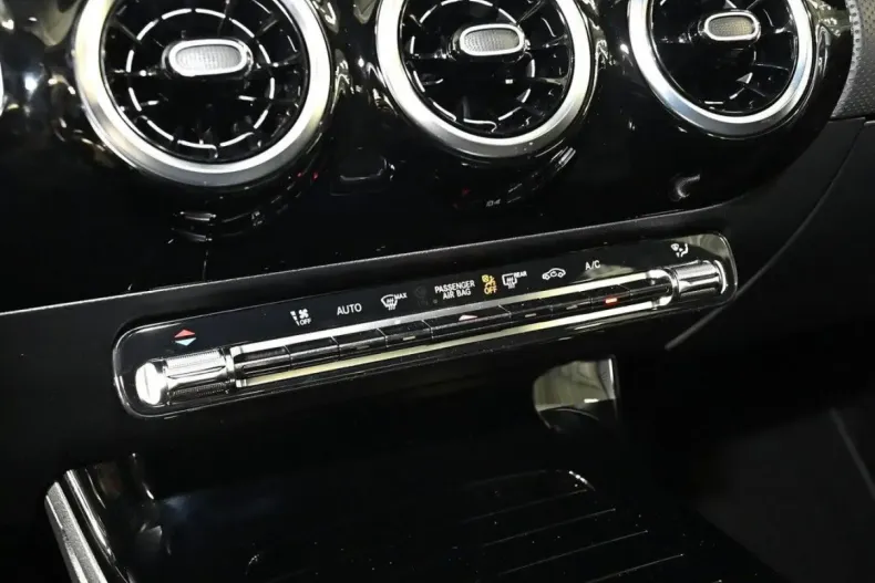 Mercedes-Benz CLA 180 din 2024 cu 11.600 km - oferta MER161757 - foto 10