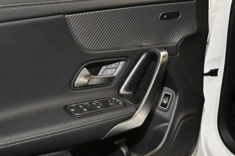 Mercedes-Benz CLA 180 din 2024 cu 11.600 km - oferta MER161757 - foto 19