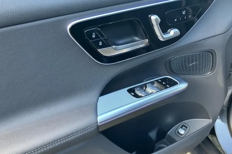 Mercedes-Benz GLC 200 din 2024 cu 8.881 km - oferta MER161762 - foto 4