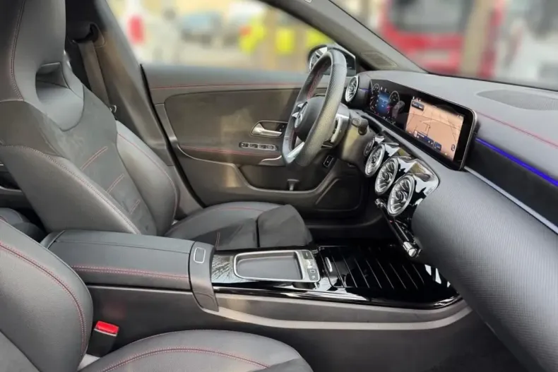 Mercedes-Benz CLA 200 din 2024 cu 18.980 km - oferta MER161767 - foto 7