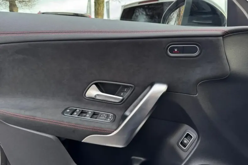 Mercedes-Benz CLA 200 din 2024 cu 18.980 km - oferta MER161767 - foto 16