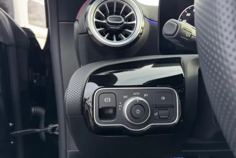 Mercedes-Benz CLA 200 din 2024 cu 18.980 km - oferta MER161767 - foto 18