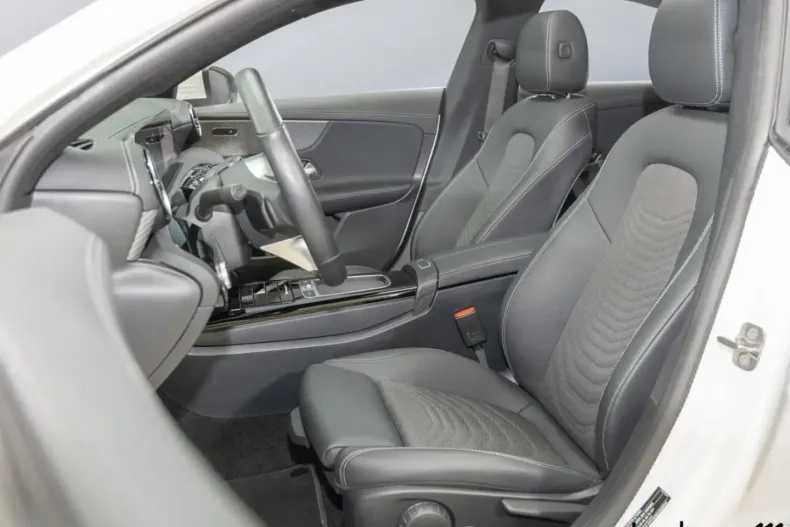 Mercedes-Benz CLA 180 din 2024 cu 3.644 km - oferta MER161772 - foto 10