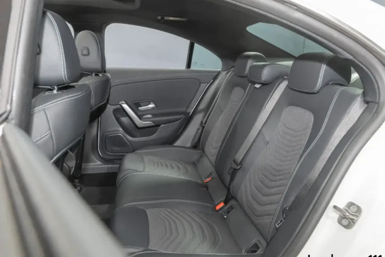 Mercedes-Benz CLA 180 din 2024 cu 3.644 km - oferta MER161772 - foto 11