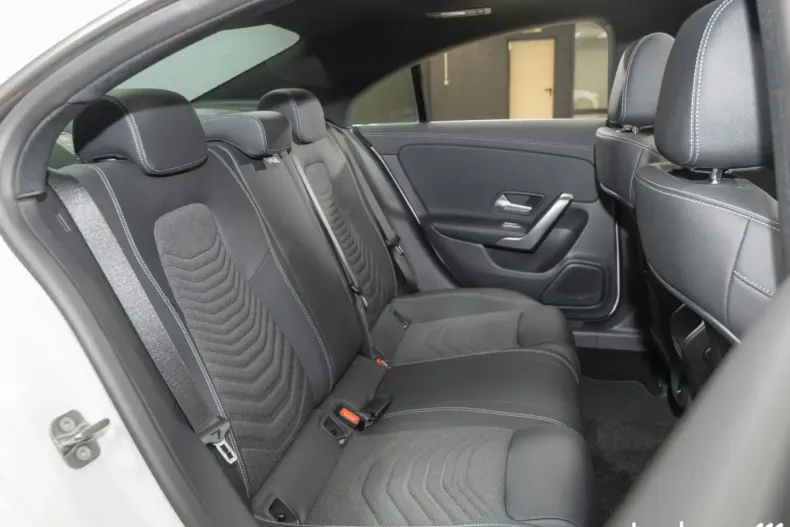 Mercedes-Benz CLA 180 din 2024 cu 3.644 km - oferta MER161772 - foto 12