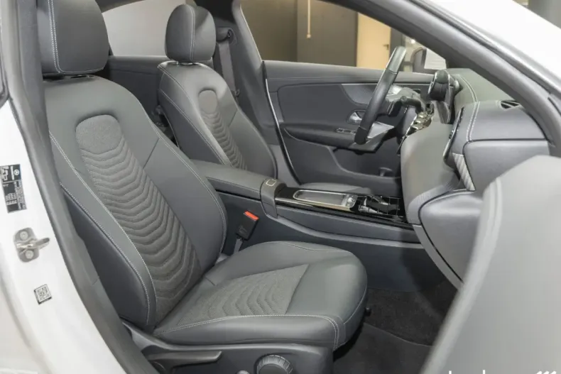 Mercedes-Benz CLA 180 din 2024 cu 3.644 km - oferta MER161772 - foto 13