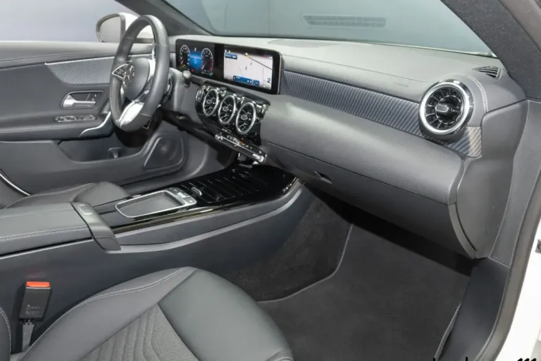 Mercedes-Benz CLA 180 din 2024 cu 3.644 km - oferta MER161772 - foto 14