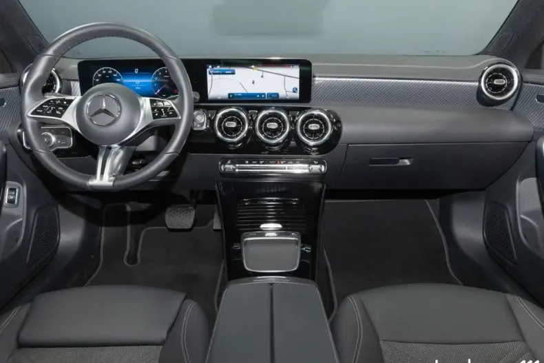 Mercedes-Benz CLA 180 din 2024 cu 3.644 km - oferta MER161772 - foto 15