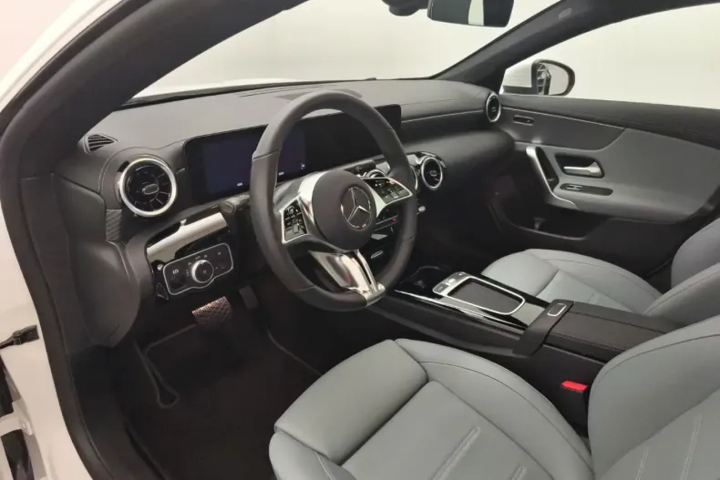 Mercedes-Benz CLA 180 din 2024 cu 11.231 km - oferta MER161775 - foto 10