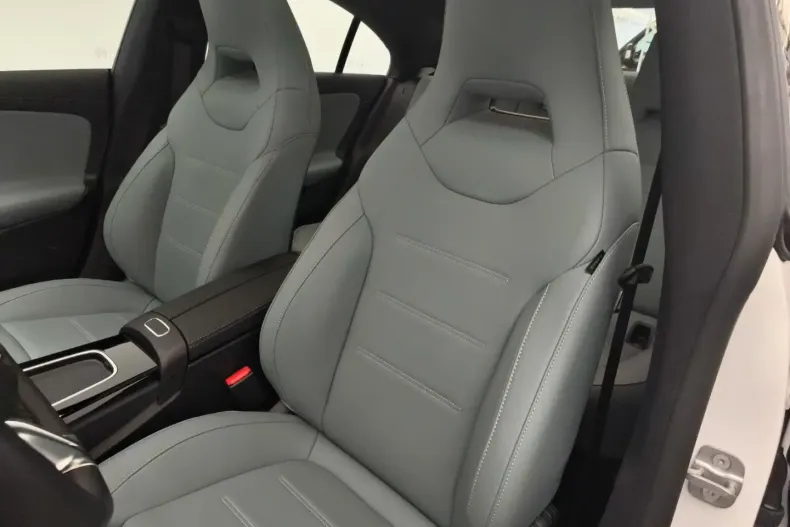 Mercedes-Benz CLA 180 din 2024 cu 11.231 km - oferta MER161775 - foto 11