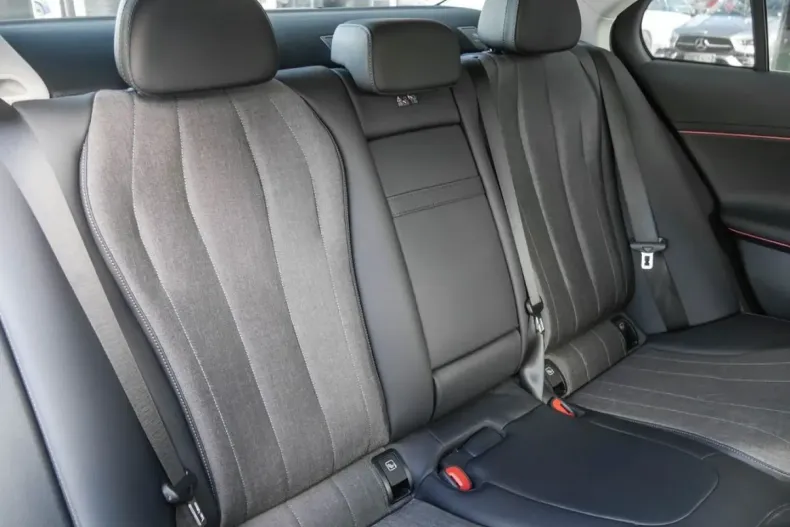 Mercedes-Benz E 200 din 2024 cu 10.359 km - oferta MER161817 - foto 4