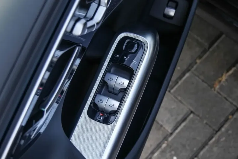 Mercedes-Benz E 200 din 2024 cu 10.359 km - oferta MER161817 - foto 13