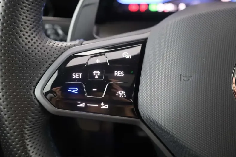 Volkswagen Golf din 2024 cu 4.244 km - oferta VOL161838 - foto 14