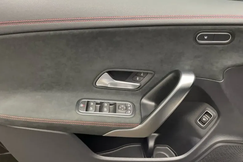 Mercedes-Benz CLA 180 din 2024 cu 6.417 km - oferta MER161876 - foto 11